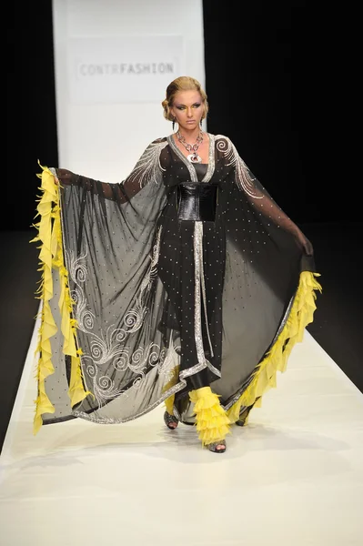 Moskova - 22 Mart: bir model için sonbahar kış 2012 sunu sırasında 22 Mart 2012, Moskova, Rusya mbfw contrfashion pist yürür — Stok fotoğraf