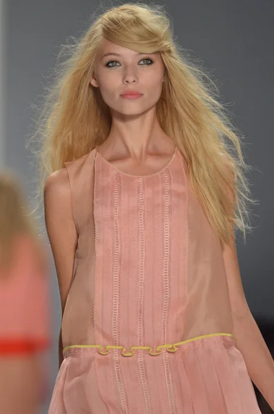 NEW YORK - SEPTEMBER 10: Model walks the runway at the Jill Stuart Spring Summer 2012 collection presentation during Mercedes-Benz Fashion Week on September 10, 2011 in New York — Stock Photo, Image