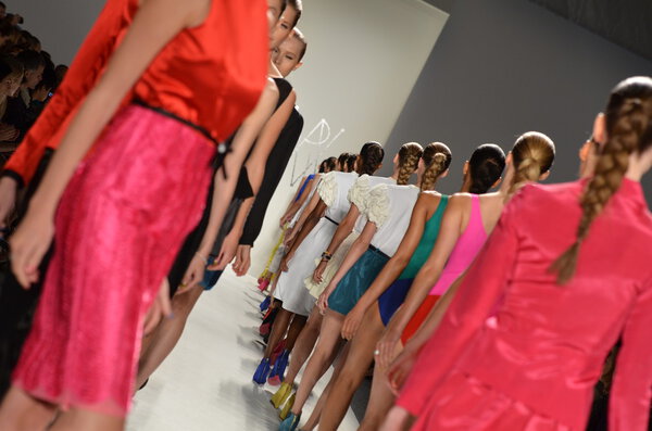 НЬЮ-ЙОРК - 10 СЕНТЯБРЯ: модель ходит по подиуму на презентации коллекции Ruffian Spring Summer 2012 во время Недели моды Mercedes-Benz 10 сентября 2011 года
