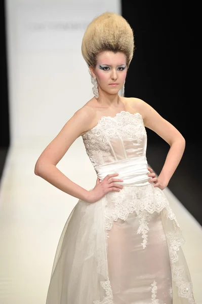 MOSCOU - 22 MARS : Un mannequin marche sur la piste de la CONTRFASHION pour la présentation de l'automne hiver 2012 lors de la MBFW le 22 mars 2012 à Moscou, Russie — Photo