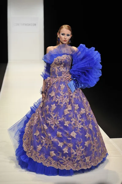 Moskova - 22 Mart: bir model için sonbahar kış 2012 sunu sırasında 22 Mart 2012, Moskova, Rusya mbfw contrfashion pist yürür — Stok fotoğraf