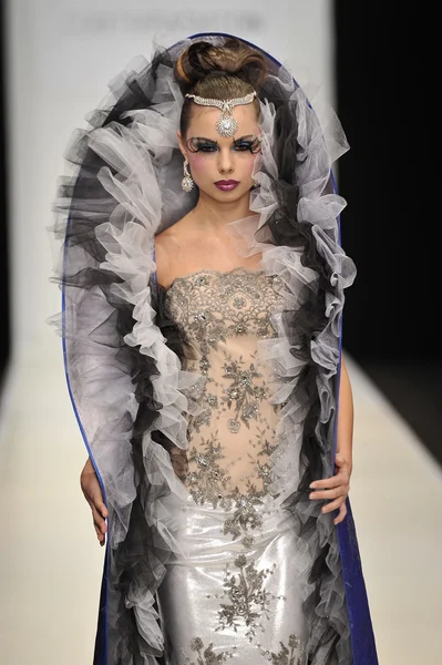 Moskova - 22 Mart: bir model için sonbahar kış 2012 sunu sırasında 22 Mart 2012, Moskova, Rusya mbfw contrfashion pist yürür — Stok fotoğraf