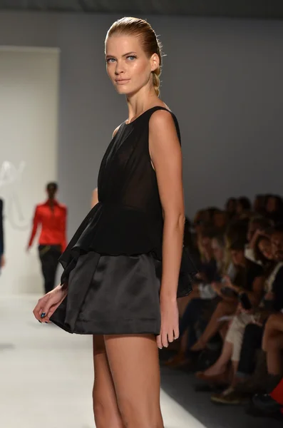 New york - 10. září: model chodí dráha v ruffian jaro léto 2012 kolekce prezentace během mercedes-benz fashion week v září 10, 2011 — Stock fotografie