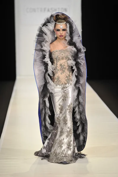 Moskova - 22 Mart: bir model için sonbahar kış 2012 sunu sırasında 22 Mart 2012, Moskova, Rusya mbfw contrfashion pist yürür — Stok fotoğraf