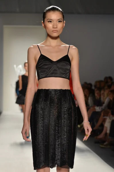 NEW YORK - SEPTEMBER 10: Model walks the runway at the Ruffian Spring Summer 2012 collection presentation during Mercedes-Benz Fashion Week on September 10, 2011 — Stock Photo, Image