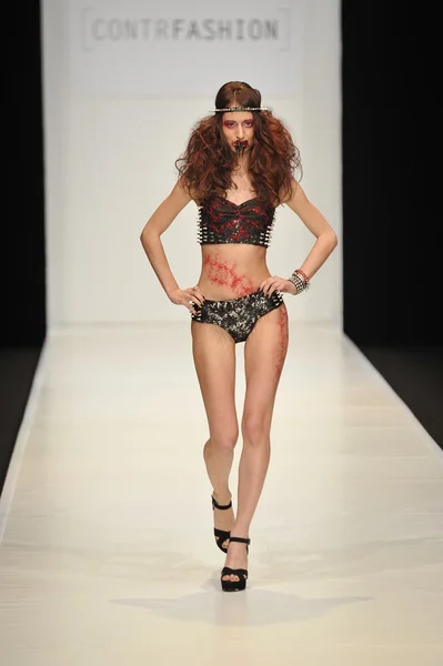 MOSCÚ - 22 DE MARZO: Un Modelo camina por la pasarela en la CONTRFASHION para la presentación del Otoño Invierno 2012 durante el MBFW el 22 de marzo de 2012 en Moscú, Rusia —  Fotos de Stock