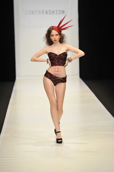 MOSCOW - MARÇO 22: Um modelo caminha pista na apresentação CONTRFASHION for Fall Winter 2012 durante MBFW em 22 de março de 2012 em Moscou, Rússia — Fotografia de Stock