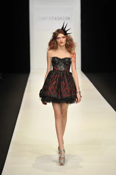 MOSCA - 22 MARZO: Una modella cammina pista alla CONTRFASHION per l'autunno inverno 2012 presentazione durante MBFW marzo 22, 2012 a Mosca, Russia — Foto Stock