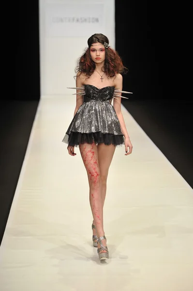 MOSCA - 22 MARZO: Una modella cammina pista alla CONTRFASHION per l'autunno inverno 2012 presentazione durante MBFW marzo 22, 2012 a Mosca, Russia — Foto Stock