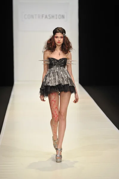 Moskau - 22. März: ein Model läuft auf dem Laufsteg der contrfashion für den Herbst Winter 2012 während der mbfw am 22. März 2012 in Moskau, Russland — Stockfoto