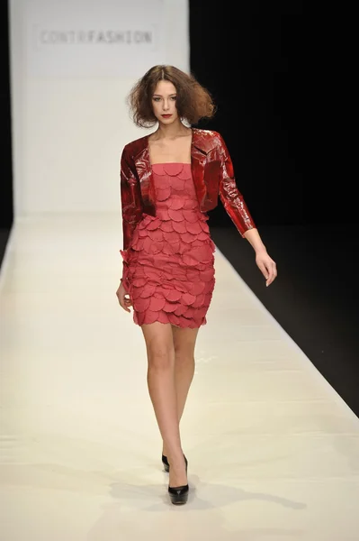 Moskwa - 22 marca: model spacery pasa startowego w contrfashion jesień zima 2012 prezentacji podczas mbfw na 22 marca 2012 w Moskwie, Rosja — Zdjęcie stockowe