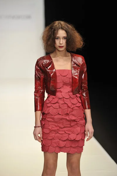 モスクワ - 3 月 22 日: モデルは秋 2012 年冬プレゼンテーション 2012 年 3 月 22 日、モスクワ、ロシアの mbfw 中の contrfashion の滑走路を歩く — ストック写真