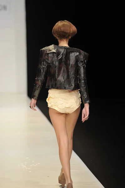 モスクワ - 3 月 22 日: モデルは秋 2012 年冬プレゼンテーション 2012 年 3 月 22 日、モスクワ、ロシアの mbfw 中の contrfashion の滑走路を歩く — ストック写真