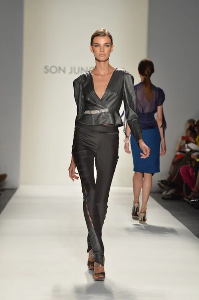 NEW YORK - SEPTEMBER 10: Model walks the runway at the Son Jung Wan Spring Summer 2012 collection presentation during Mercedes-Benz Fashion Week on September 10, 2012 — Stock Photo, Image