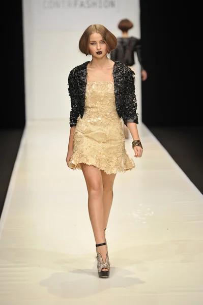 MOSCÚ - 22 DE MARZO: Un Modelo camina por la pasarela en la CONTRFASHION para la presentación del Otoño Invierno 2012 durante el MBFW el 22 de marzo de 2012 en Moscú, Rusia — Foto de Stock