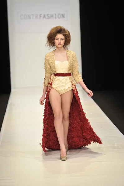 Moskva - 22. března: model chodí dráha v contrfashion pro podzim zima 2012 prezentaci během mbfw března 22, 2012 v Moskvě, Rusko — Stock fotografie