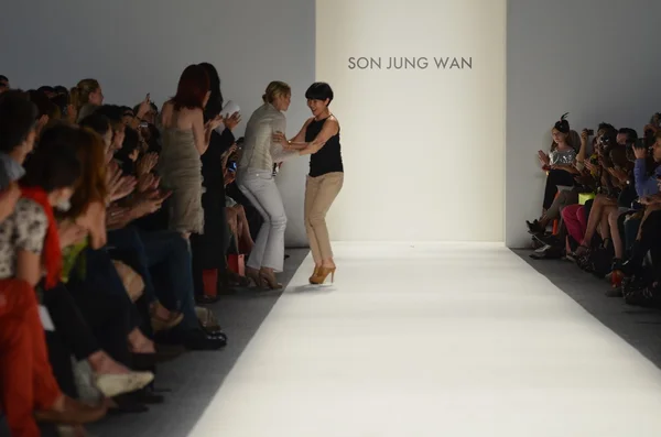 NEW YORK - SEPTEMBER 10: Model walks the runway at the Son Jung Wan Spring Summer 2012 collection presentation during Mercedes-Benz Fashion Week on September 10, 2012 — Stock Photo, Image