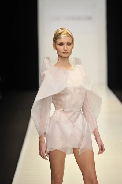 Moskova - 22 Mart: bir model için sonbahar kış 2012 sunu sırasında 22 Mart 2012, Moskova, Rusya mbfw contrfashion pist yürür — Stok fotoğraf