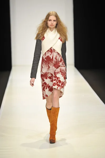 모스크바-3 월 21 일: 모델 활주로에서 dasha gauser 2012 년 3 월 21 일 모스크바, 러시아에 mbfw 동안가 겨울 2012 프레 젠 테이 션에 대 한 산책 — 스톡 사진