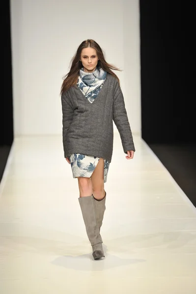 MOSCOW - MARÇO 21: Um modelo caminha pista no Dasha Gauser para Outono Inverno 2012 apresentação durante MBFW em março 21, 2012 em Moscou, Rússia — Fotografia de Stock