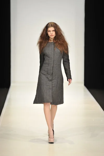 MOSCOU - 21 MARS : Un mannequin marche sur la piste de la Dasha Gauser pour la présentation de l'automne hiver 2012 au MBFW le 21 mars 2012 à Moscou, Russie — Photo