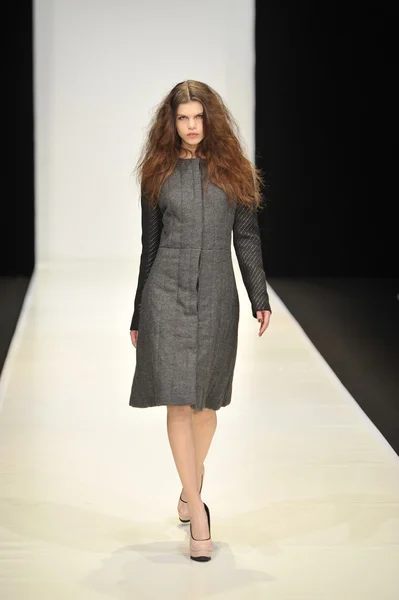 MOSCOU - 21 MARS : Un mannequin marche sur la piste de la Dasha Gauser pour la présentation de l'automne hiver 2012 au MBFW le 21 mars 2012 à Moscou, Russie — Photo