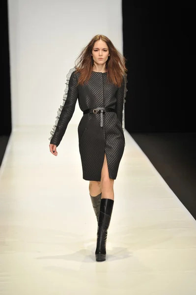 Moskova - 21 Mart: dasha gauser sonbahar kış 2012 sunu sırasında mbfw 21 Mart 2012, Moskova, Rusya Federasyonu için pist model yürür — Stok fotoğraf