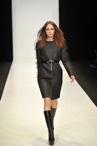 Moskwa - 21 marca: model spacery pasa startowego dasha gauser jesień zima 2012 prezentacji podczas mbfw 21 marca 2012 r. w Moskwie, Rosja — Zdjęcie stockowe