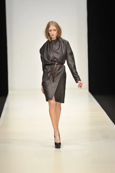 MOSCOW - MARÇO 21: Um modelo caminha pista no Dasha Gauser para Outono Inverno 2012 apresentação durante MBFW em março 21, 2012 em Moscou, Rússia — Fotografia de Stock