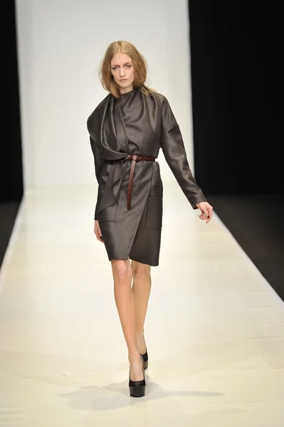 MOSCOW - MARÇO 21: Um modelo caminha pista no Dasha Gauser para Outono Inverno 2012 apresentação durante MBFW em março 21, 2012 em Moscou, Rússia — Fotografia de Stock