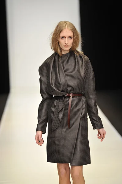 MOSCOW - MARCH 21: A Model walks runway at the Dasha Gauser for Fall Winter 2012 presentation during MBFW on March 21, 2012 in Moscow, Russia — Stock Photo, Image