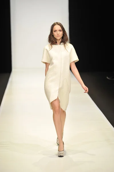 MOSCOU - 21 MARS : Un mannequin marche sur la piste de la Dasha Gauser pour la présentation de l'automne hiver 2012 au MBFW le 21 mars 2012 à Moscou, Russie — Photo