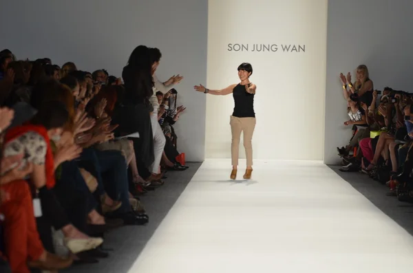NEW YORK - 10 SEPTEMBRE : Model marche sur la piste lors de la présentation de la collection Son Jung Wan Printemps Été 2012 lors de la Fashion Week Mercedes-Benz le 10 septembre 2011 — Photo