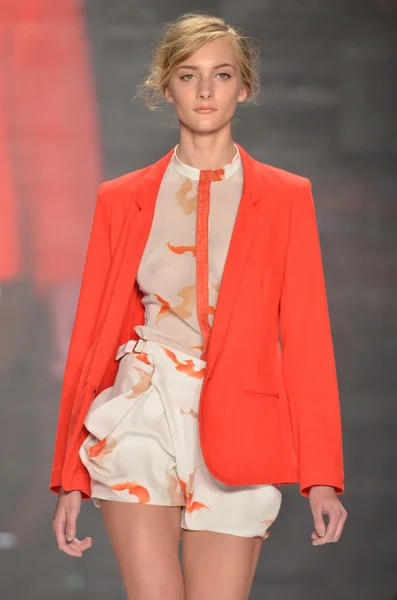 NEW YORK - SEPTEMBER 10: Model walks the runway at the Vivienne Tam Spring Summer 2012 collection presentation during Mercedes-Benz Fashion Week on September 10, 2011 — Stock Photo, Image