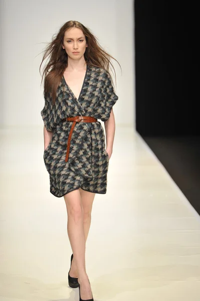 MOSCÚ - 21 DE MARZO: Una pasarela Modelo camina en la presentación de Dasha Gauser para el Otoño Invierno 2012 durante el MBFW el 21 de marzo de 2012 en Moscú, Rusia —  Fotos de Stock