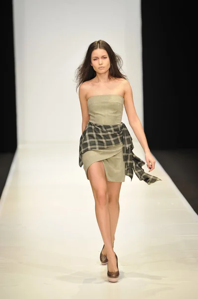 Moskova - 21 Mart: dasha gauser sonbahar kış 2012 sunu sırasında mbfw 21 Mart 2012, Moskova, Rusya Federasyonu için pist model yürür — Stok fotoğraf