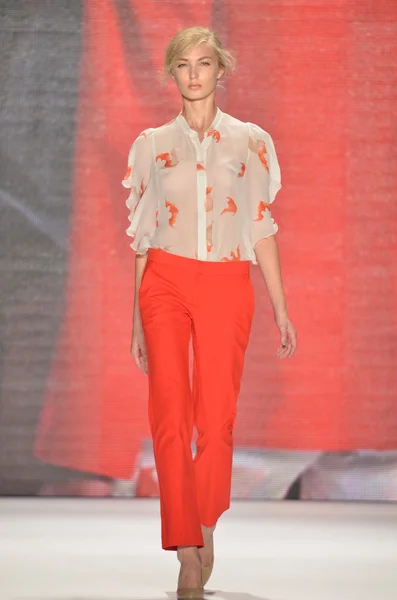 NEW YORK - SEPTEMBER 10: Model walks the runway at the Vivienne Tam Spring Summer 2012 collection presentation during Mercedes-Benz Fashion Week on September 10, 2011 — Stock Photo, Image