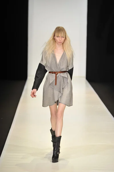 MOSCÚ - 21 DE MARZO: Una pasarela Modelo camina en la presentación de Dasha Gauser para el Otoño Invierno 2012 durante el MBFW el 21 de marzo de 2012 en Moscú, Rusia — Foto de Stock