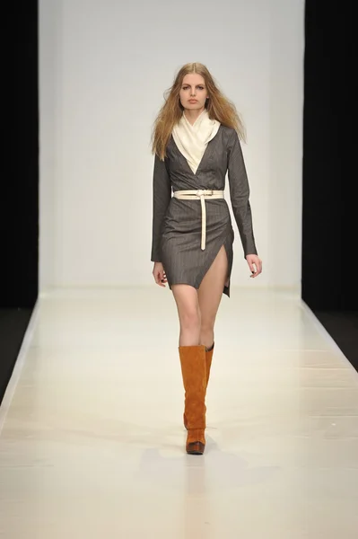 MOSCOU - 21 MARS : Un mannequin marche sur la piste de la Dasha Gauser pour la présentation de l'automne hiver 2012 au MBFW le 21 mars 2012 à Moscou, Russie — Photo