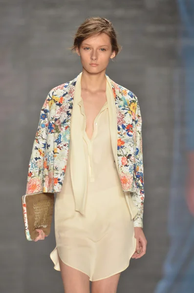 NEW YORK - SEPTEMBER 10: Model walks the runway at the Vivienne Tam Spring Summer 2012 collection presentation during Mercedes-Benz Fashion Week on September 10, 2011 — Stock Photo, Image