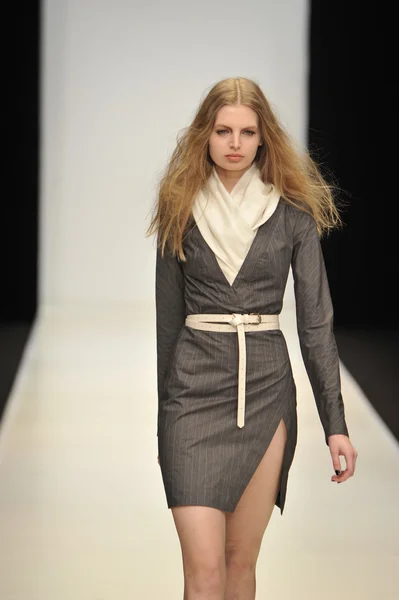 MOSCA - 21 MARZO: Una modella cammina pista al Gauser Dasha per l'autunno inverno 2012 presentazione durante MBFW marzo 21, 2012 a Mosca, Russia — Foto Stock