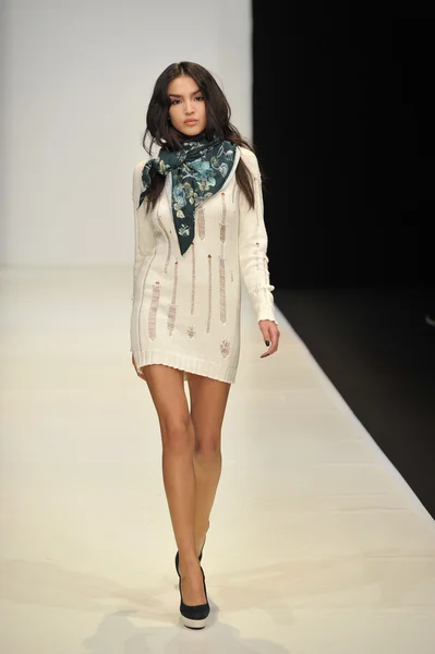 MOSCÚ - 21 DE MARZO: Una pasarela Modelo camina en la presentación de Dasha Gauser para el Otoño Invierno 2012 durante el MBFW el 21 de marzo de 2012 en Moscú, Rusia —  Fotos de Stock