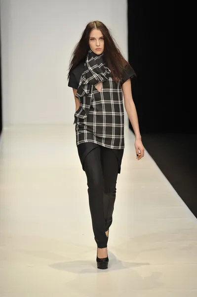 MOSCOW - MARÇO 21: Um modelo caminha pista no Dasha Gauser para Outono Inverno 2012 apresentação durante MBFW em março 21, 2012 em Moscou, Rússia — Fotografia de Stock