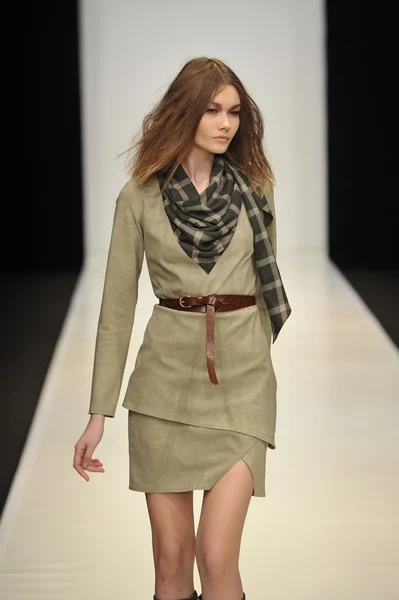 MOSCA - 21 MARZO: Una modella cammina pista al Gauser Dasha per l'autunno inverno 2012 presentazione durante MBFW marzo 21, 2012 a Mosca, Russia — Foto Stock