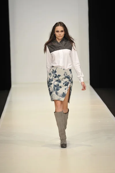 MOSCÚ - 21 DE MARZO: Una pasarela Modelo camina en la presentación de Dasha Gauser para el Otoño Invierno 2012 durante el MBFW el 21 de marzo de 2012 en Moscú, Rusia —  Fotos de Stock