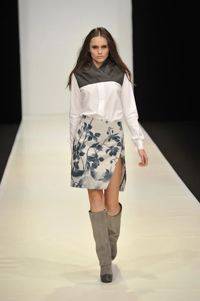 MOSCOW - MARCH 21: A Model walks runway at the Dasha Gauser for Fall Winter 2012 presentation during MBFW on March 21, 2012 in Moscow, Russia — Stock Photo, Image