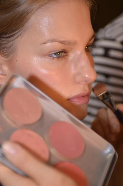 NUEVA YORK, NY - 11 DE SEPTIEMBRE: Una modelo se prepara entre bastidores en el desfile de moda Edun Spring 2012 durante la Semana de la Moda Mercedes-Benz el 11 de septiembre de 2011 en Nueva York —  Fotos de Stock