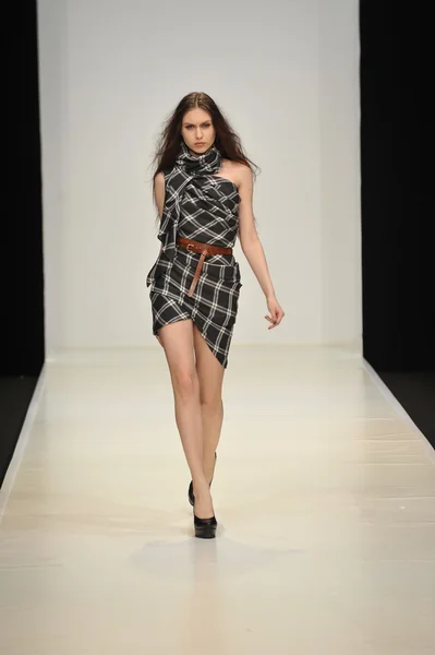 Moskova - 21 Mart: dasha gauser sonbahar kış 2012 sunu sırasında mbfw 21 Mart 2012, Moskova, Rusya Federasyonu için pist model yürür — Stok fotoğraf