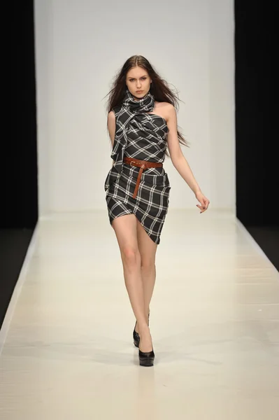 MOSCÚ - 21 DE MARZO: Una pasarela Modelo camina en la presentación de Dasha Gauser para el Otoño Invierno 2012 durante el MBFW el 21 de marzo de 2012 en Moscú, Rusia —  Fotos de Stock