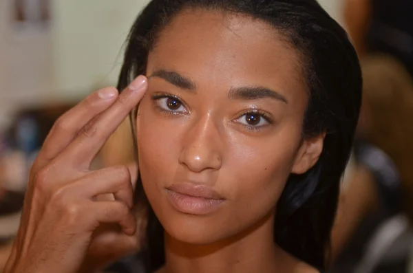 NUEVA YORK, NY - 11 DE SEPTIEMBRE: Una modelo se prepara entre bastidores en el desfile de moda Edun Spring 2012 durante la Semana de la Moda Mercedes-Benz el 11 de septiembre de 2011 en Nueva York —  Fotos de Stock